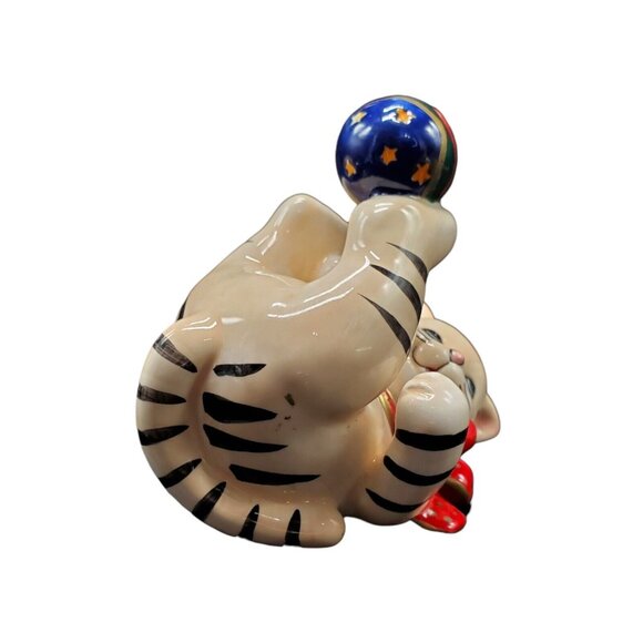 Trio Of Playful Kittens Playing with Circus Balls Porcelain Figurines - Picture 12 of 16
